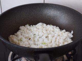 芦笋虾仁焗饭配冬阴功风味蒸烤鸡胸,放入米饭，将米饭炒松散。