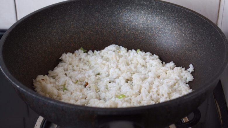 芦笋虾仁焗饭配冬阴功风味蒸烤鸡胸,放入米饭，将米饭炒松散。