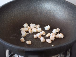 芦笋虾仁焗饭配冬阴功风味蒸烤鸡胸,热锅热油，将虾仁炒至变色盛出备用。
