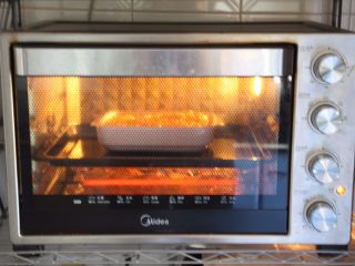 芦笋虾仁焗饭配冬阴功风味蒸烤鸡胸,上下火180度，烤至奶酪融化即可。