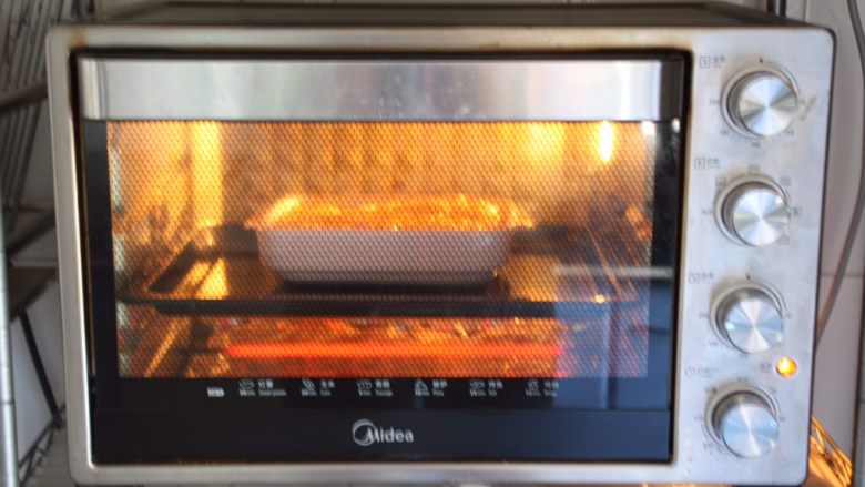 芦笋虾仁焗饭配冬阴功风味蒸烤鸡胸,上下火180度，烤至奶酪融化即可。