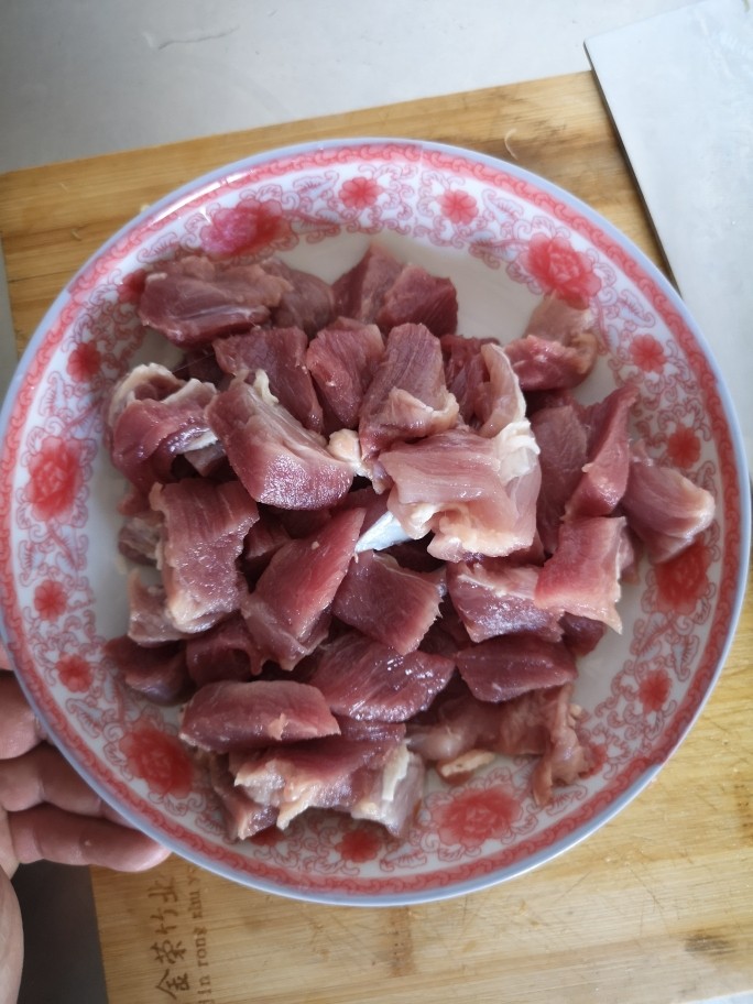 熘肉段,里脊肉，顺着肉的痕迹，切成2厘米小块备用
