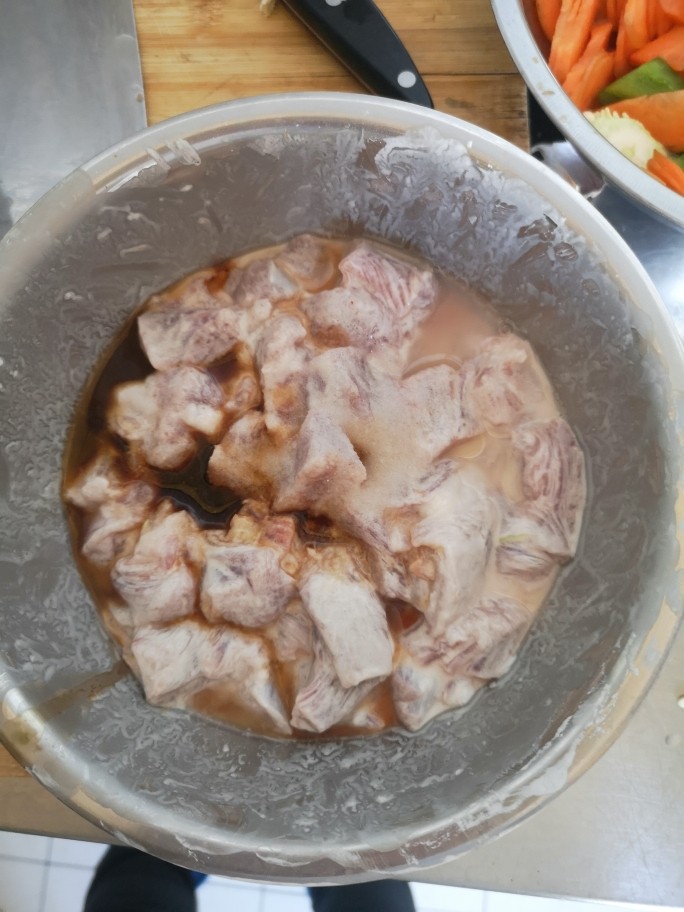 熘肉段,淀粉裹好里脊肉，放生抽，少量盐，海鲜酱油，稍微腌制一会