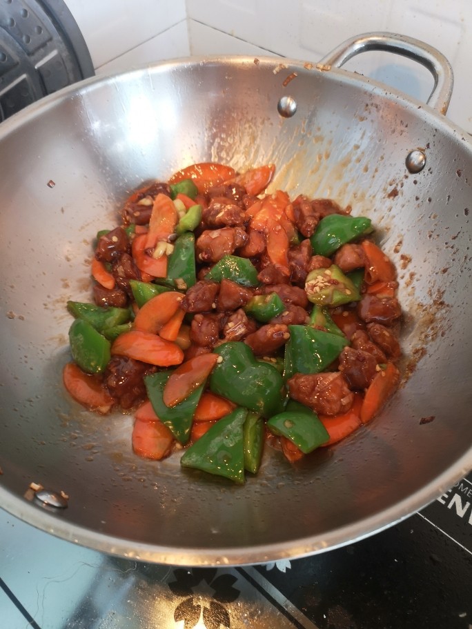 熘肉段,倒入炸好的肉块，调好的酱汁，直到汤汁吸收，青椒微微变色，就可以出锅了