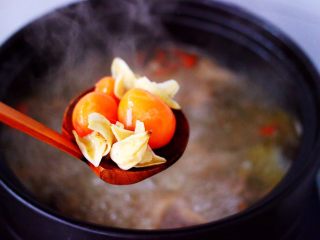 姬松茸板栗炖鸡汤,把浸泡过的百合放入砂锅中，还有两个鸡蛋黄。