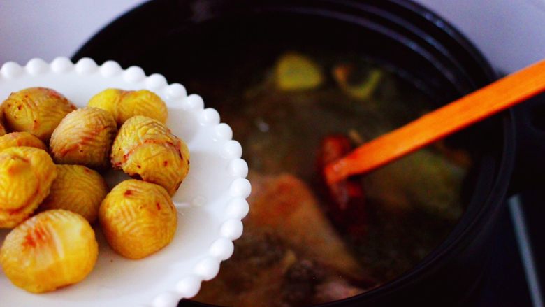 姬松茸板栗炖鸡汤,打开锅盖，倒入板栗进行炖煮半个小时。