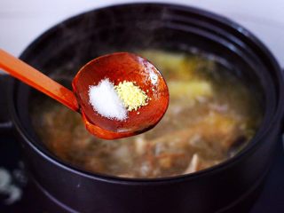 姬松茸板栗炖鸡汤,这个时候根据个人口味，加入适量的盐和鸡精调味。