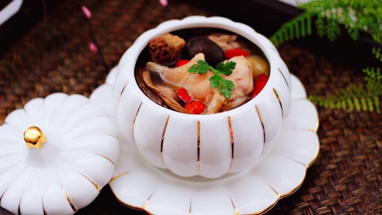姬松茸板栗炖鸡汤,盛到碗里就可以开始享用啦。
