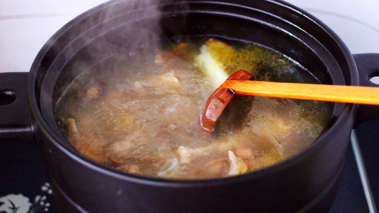 姬松茸板栗炖鸡汤,大火直接煮沸后。