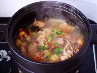 姬松茸板栗炖鸡汤,撒上浸泡过的枸杞，再撒上香菜段即可关火。