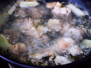 姬松茸板栗炖鸡汤,锅中倒入适量的清水，加入一勺料酒，2段葱和3片姜进行焯水，大火煮沸后煮1分钟捞出冲洗干净。
