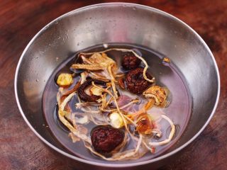 姬松茸板栗炖鸡汤,把所有的炖汤调料用清水浸泡15分钟左右。