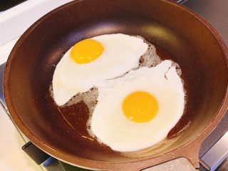 家常早餐面,煎两个鸡蛋装出待用