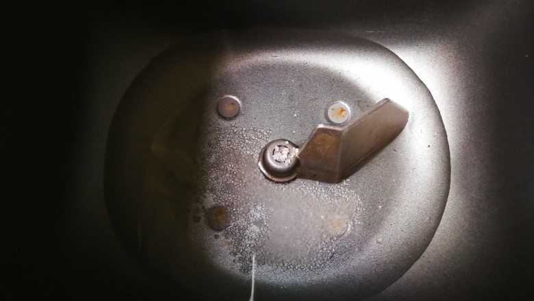 核桃黑芝麻贝壳包,面包机桶面放入一勺砂糖和100毫升温水融化