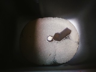 核桃黑芝麻贝壳包,放入2克发酵粉搅化