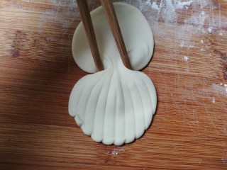 核桃黑芝麻贝壳包,用筷子在中间夹紧