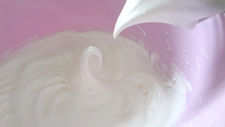 无水酸奶蛋糕,白砂糖分三次加入蛋白中打发出现湿性大弯钩即可