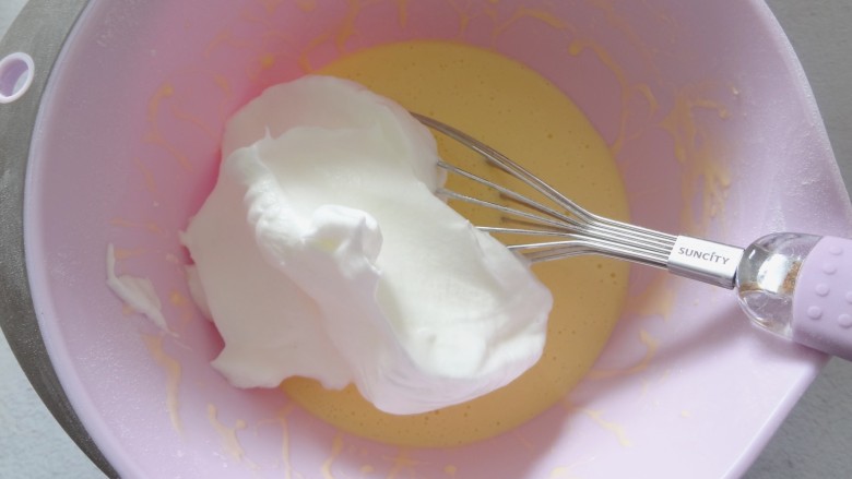 无水酸奶蛋糕,蛋黄糊中加入三分之一的蛋白