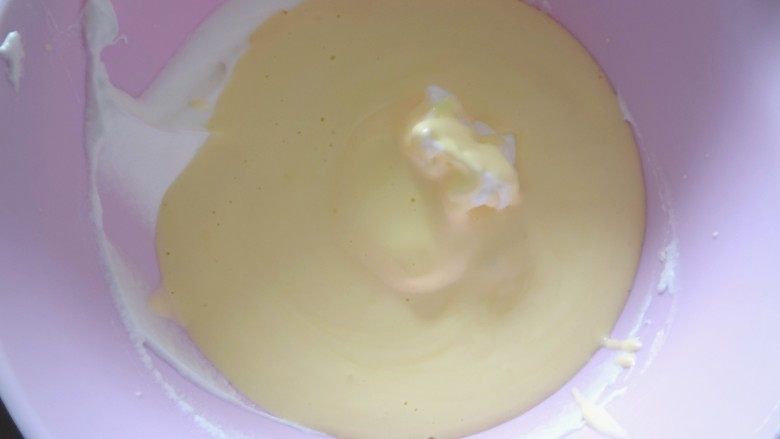 无水酸奶蛋糕,混合好的蛋黄糊倒入剩余的蛋白中