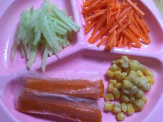花生酱凉拌面,准备好配菜，胡萝卜和黄瓜分别去皮切丝；