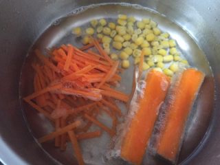 花生酱凉拌面,另起一锅水烧开，将胡萝卜丝、玉米粒和蟹柳焯熟后捞出；
