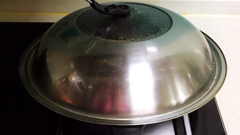 蒜香鸡腿,加入150ml开水，盖上锅盖，煎制3分钟
