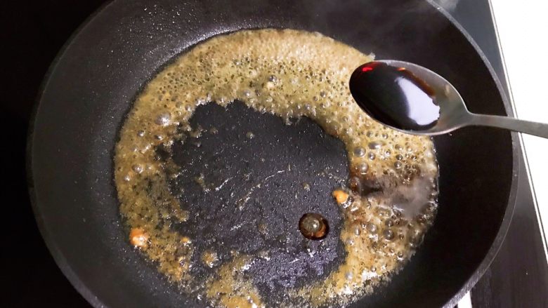 蒜香鸡腿,调制浇汁：在锅里的底汁里面加入1勺生抽