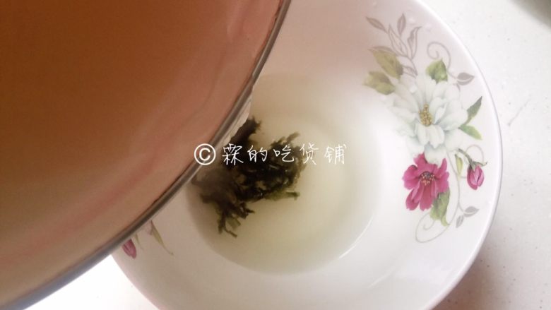 上海三鲜小馄饨,加入大半碗煮开的高汤或开水。
