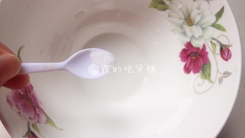 上海三鲜小馄饨,碗里根据个人口味放盐和紫菜。