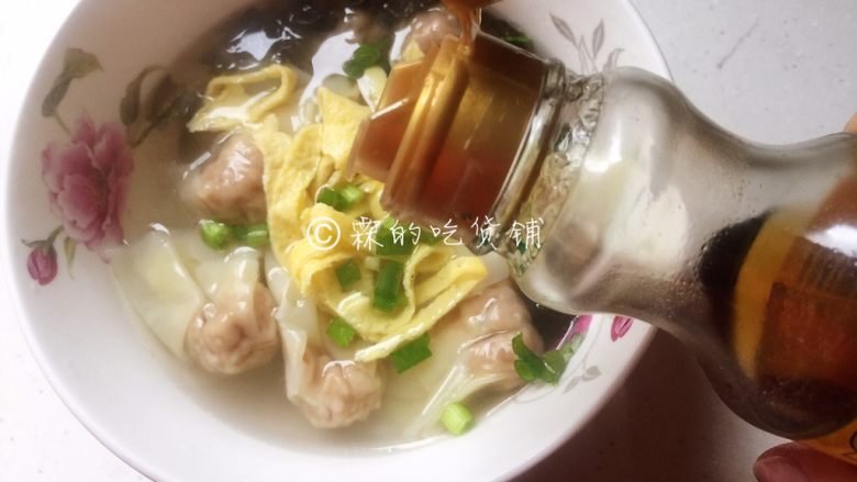 上海三鲜小馄饨,撒上葱花，挑一筷子猪油或者倒上点香油，就OK啦。