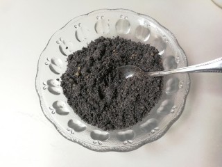 黑芝麻糖角包,取半碗黑芝麻粉