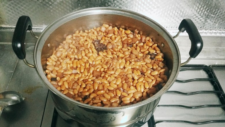 花生笋豆,大火开后，小火2个半小时后至花生黄豆酥烂即可收汁。