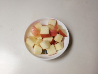 玉米片鸡胸水果沙拉,苹果用盐至表面搓洗，冲干净切成丁