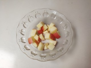 玉米片鸡胸水果沙拉,取碗放入苹果丁