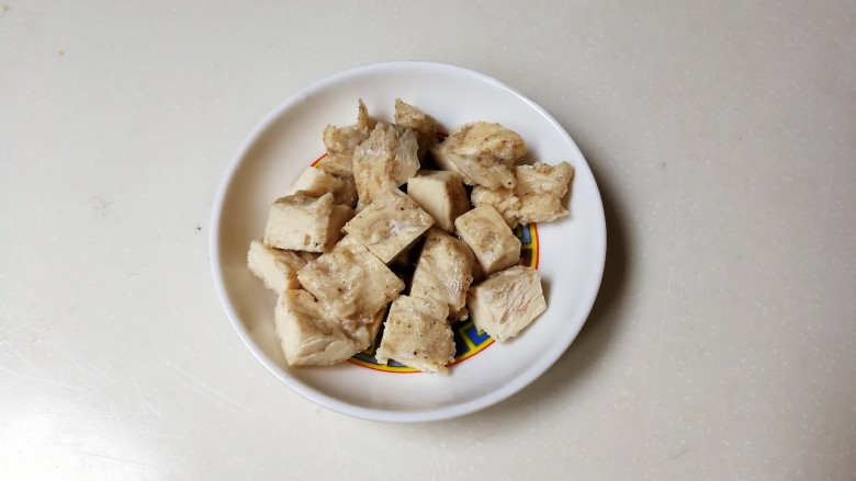 玉米片鸡胸水果沙拉,蒸烤鸡胸放入蒸锅蒸五分钟，切成丁