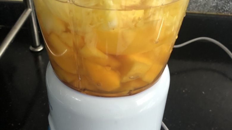 菠萝芒果汁,装好搅拌机，搅打40秒左右。