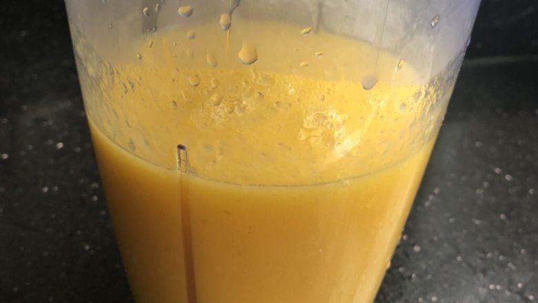 菠萝芒果汁,搅打成细腻的糊糊，这个有点稠，不喜欢的可以再加点水搅打一下。