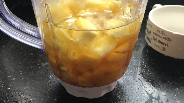 菠萝芒果汁,把菠萝粒，芒果丁一起放入搅拌机里，加入300ml冷好的白开水，喜欢甜的可以加点白糖。