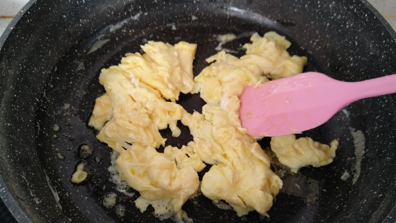 家常菜--西红柿炒鸡蛋,倒入搅打好的蛋液 炒成块状 盛出备用。