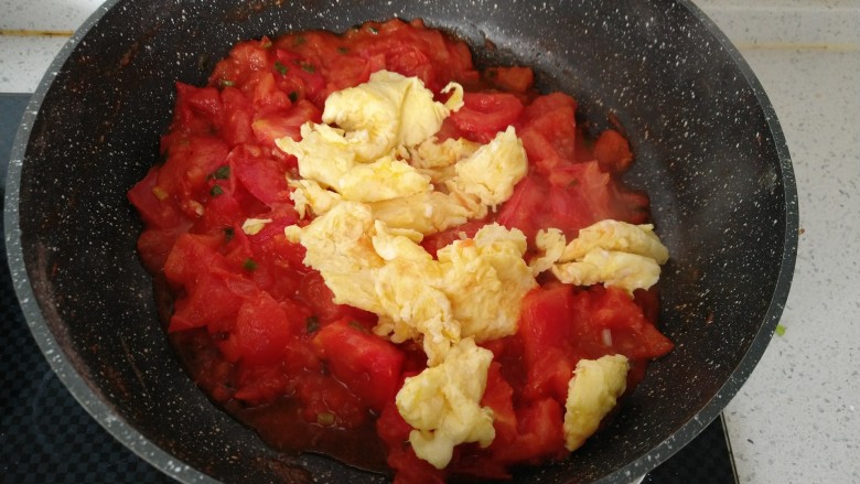 家常菜--西红柿炒鸡蛋,然后倒入炒好的鸡蛋块 翻炒几下。