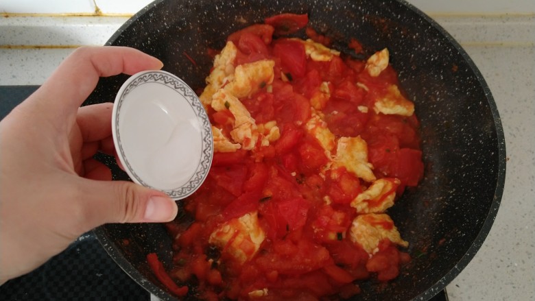 家常菜--西红柿炒鸡蛋,加食盐调味 翻拌均匀 关火即可。