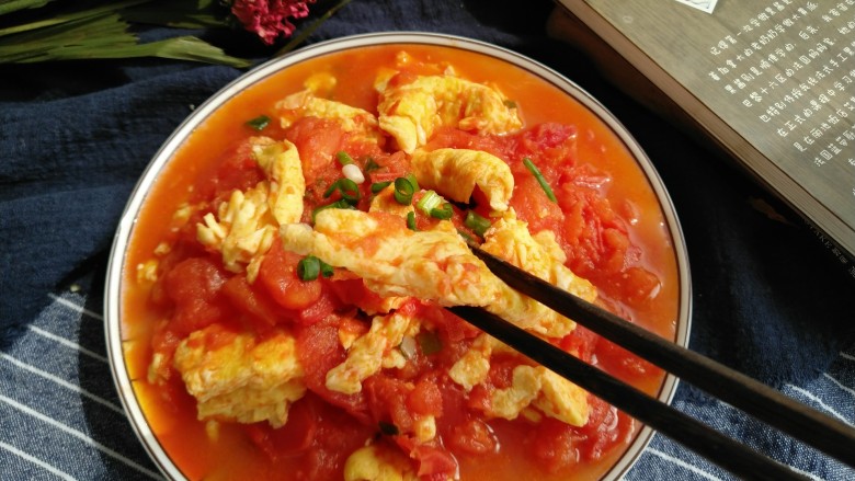 家常菜--西红柿炒鸡蛋,每次都会用汤汁泡米饭 营养一点都不会流失 哈哈~