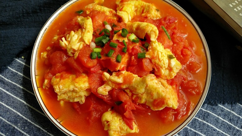 家常菜--西红柿炒鸡蛋,撒一点点小葱 完成。