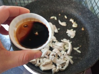 双菇鸡丝,锅中热油放入蒜末爆锅，放入鸡丝，酱油翻炒