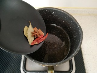 东北乱炖,锅内倒入食用油 倒入干辣椒、八角、香叶、桂皮炒香。