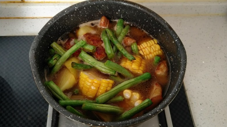 东北乱炖,倒入跟食材差不多的热水 中小火慢慢炖制汤汁浓稠。