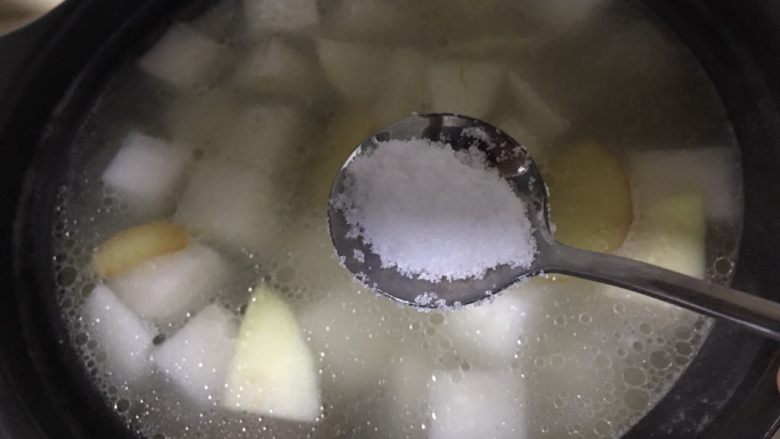 萝卜排骨汤,加少许盐，继续炖40分钟左右