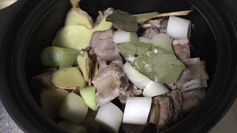 萝卜排骨汤,将排骨、葱、姜、香叶加入炖锅