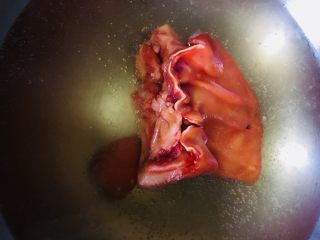 青椒洋葱炒猪耳,猪耳朵放入开水锅中焯烫一下