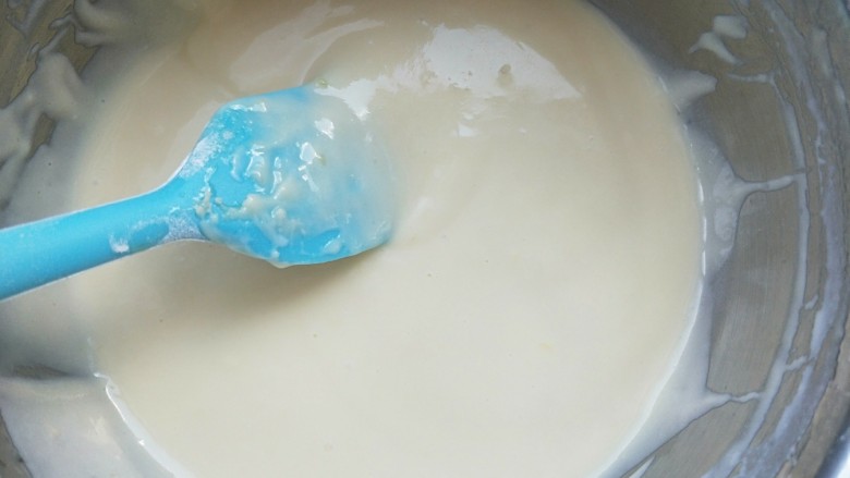 小熊酸奶软饼,再加入面粉，牛奶搅拌成可以流畅滴落的稠稀度。